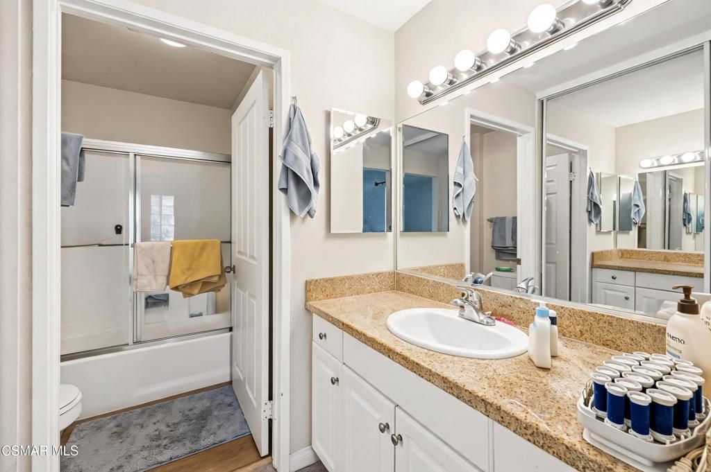 Image 11 of property listing at 21400 Burbank Boulevard 306, Woodland Hills, CA 91367
