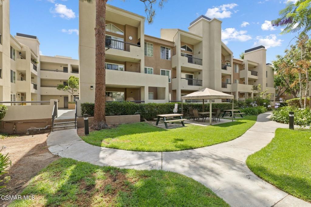 Image 14 of property listing at 21400 Burbank Boulevard 306, Woodland Hills, CA 91367