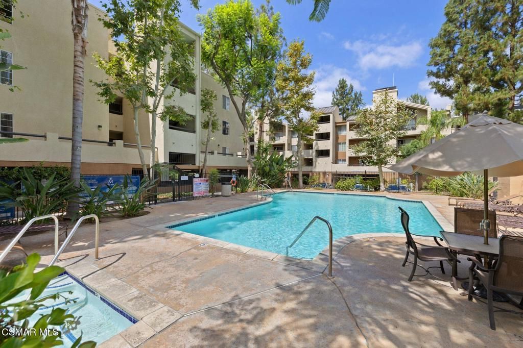 Image 15 of property listing at 21400 Burbank Boulevard 306, Woodland Hills, CA 91367