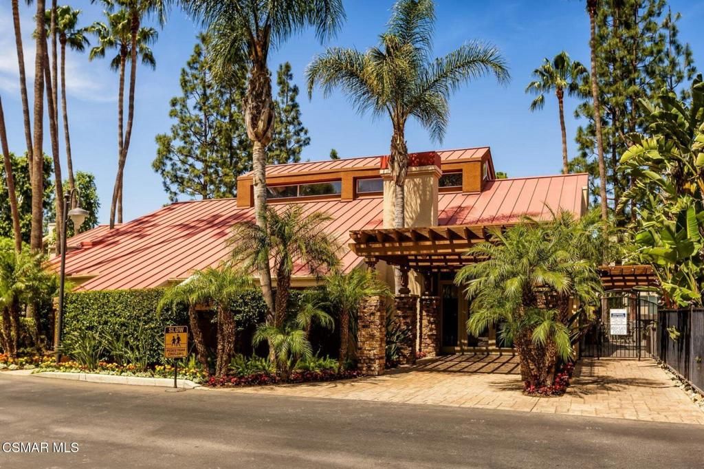 Image 19 of property listing at 21400 Burbank Boulevard 306, Woodland Hills, CA 91367