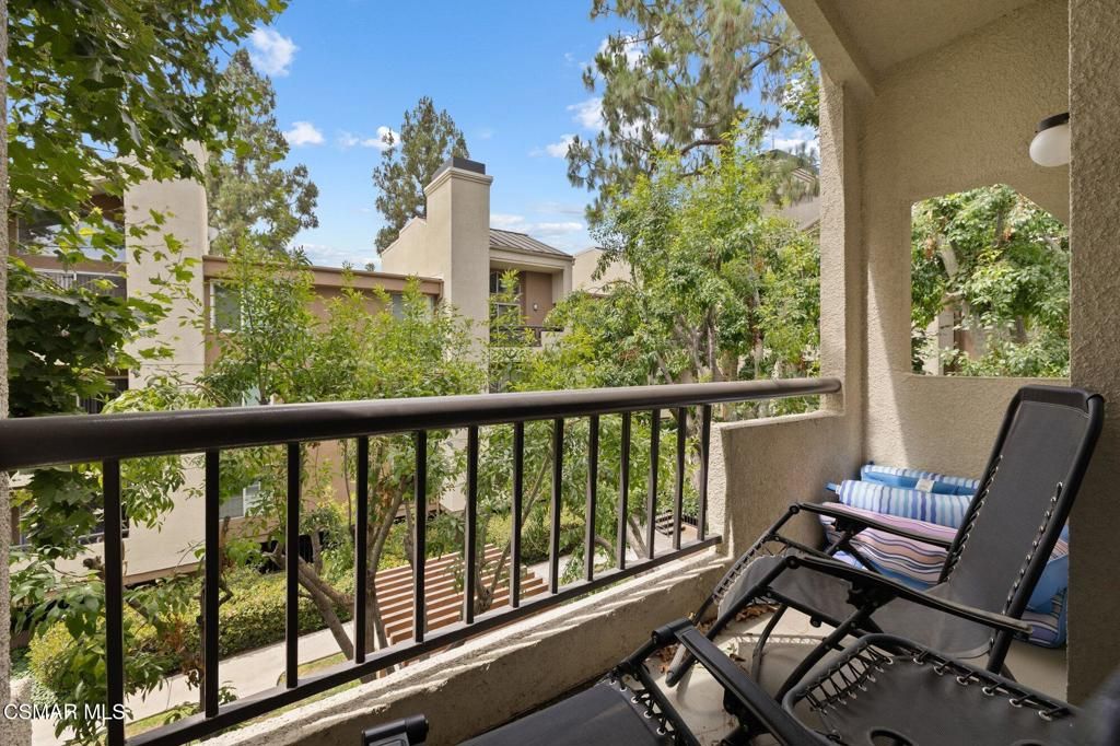 Image 3 of property listing at 21400 Burbank Boulevard 306, Woodland Hills, CA 91367