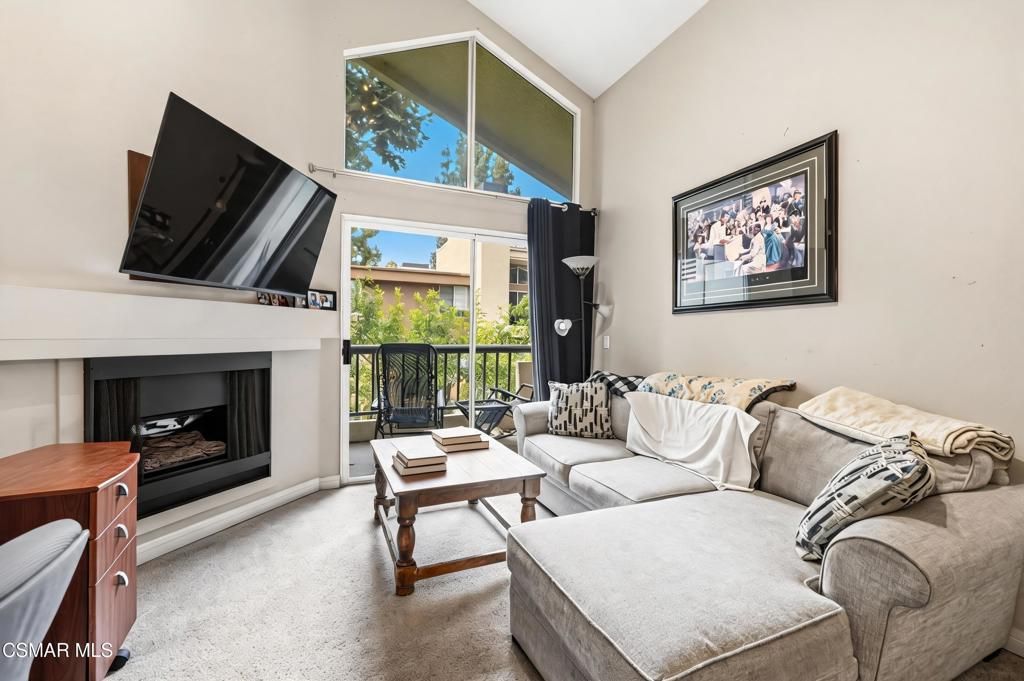 Image 4 of property listing at 21400 Burbank Boulevard 306, Woodland Hills, CA 91367