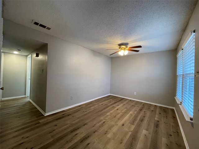327 SE 3rd Street 202, Grand Prairie, TX 75051