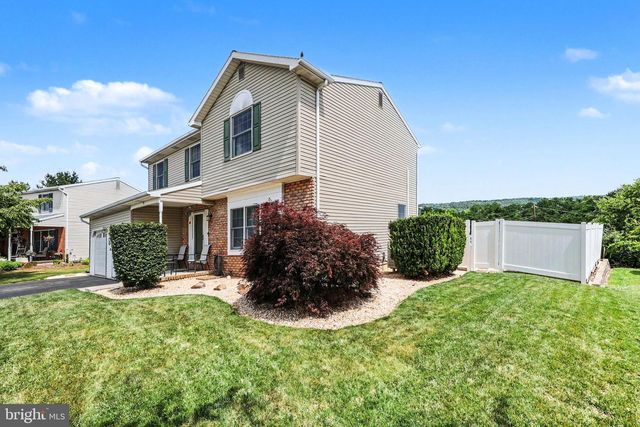 9 BLUE SPRUCE DR, Enola, PA 17025