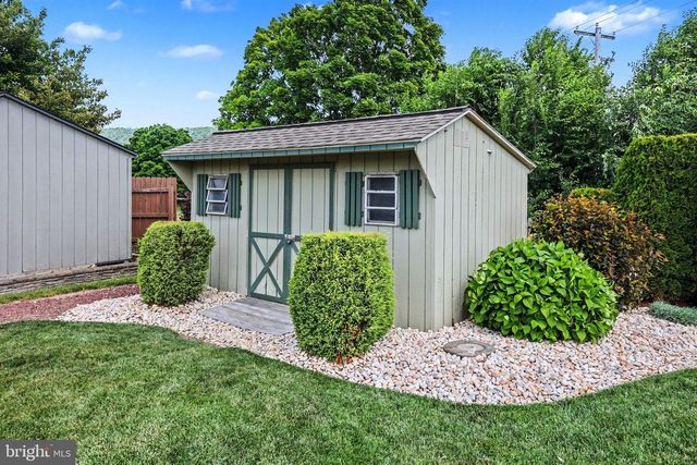9 BLUE SPRUCE DR, Enola, PA 17025