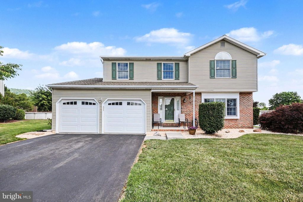 9 BLUE SPRUCE DR, Enola, PA 17025