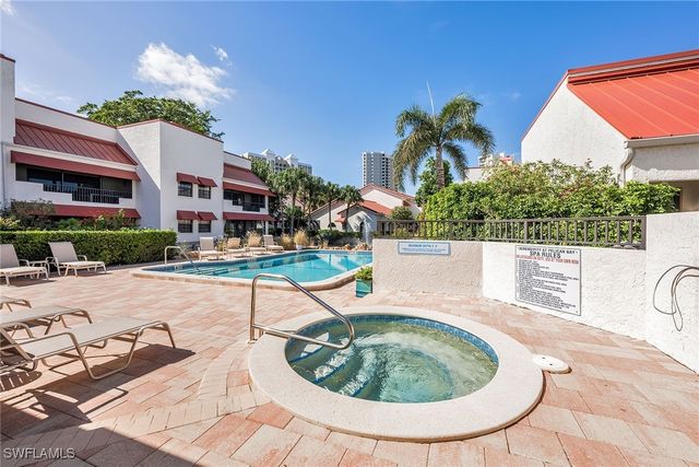 571 E Serendipity DR 571, Naples, FL 34108