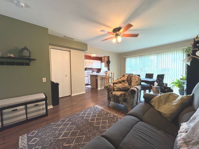 2038 College Green Drive, Elgin, IL 60123