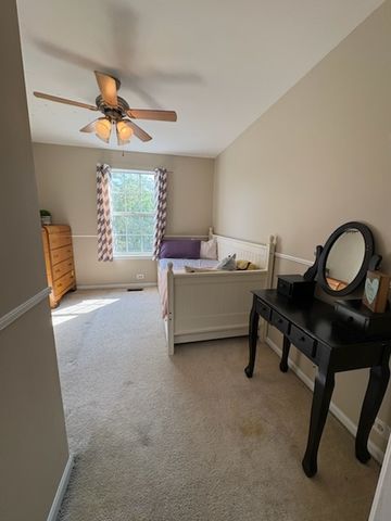 2038 College Green Drive, Elgin, IL 60123