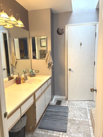 2038 College Green Drive, Elgin, IL 60123