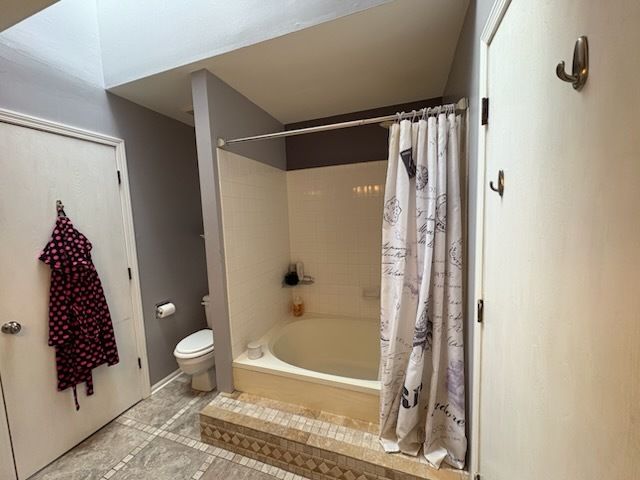 2038 College Green Drive, Elgin, IL 60123