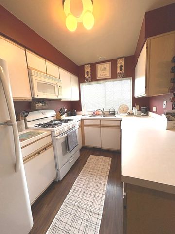 2038 College Green Drive, Elgin, IL 60123