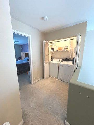 2038 College Green Drive, Elgin, IL 60123