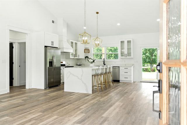 607 Collier Bend Rd, Charlotte, TN 37036