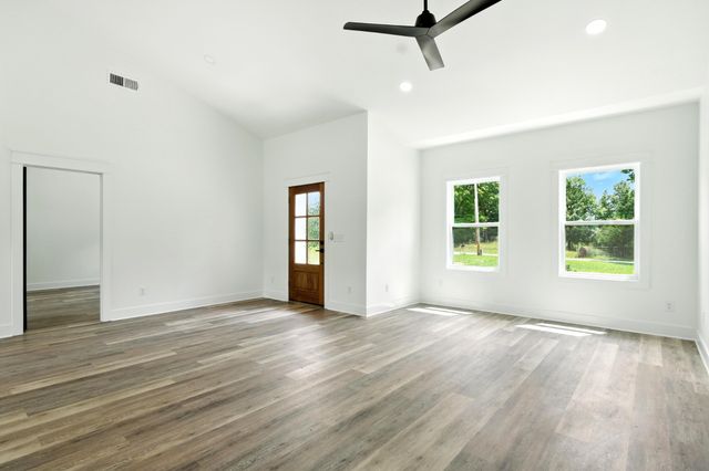 607 Collier Bend Rd, Charlotte, TN 37036