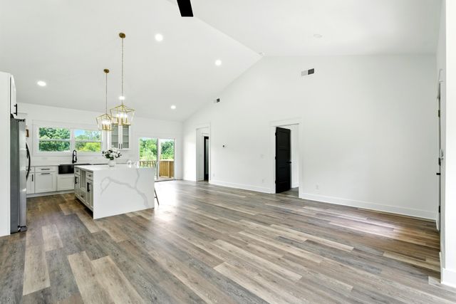 607 Collier Bend Rd, Charlotte, TN 37036