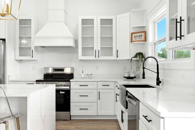 607 Collier Bend Rd, Charlotte, TN 37036