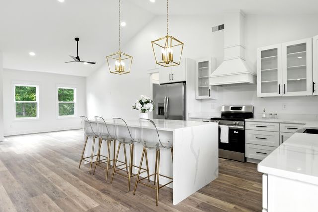 607 Collier Bend Rd, Charlotte, TN 37036