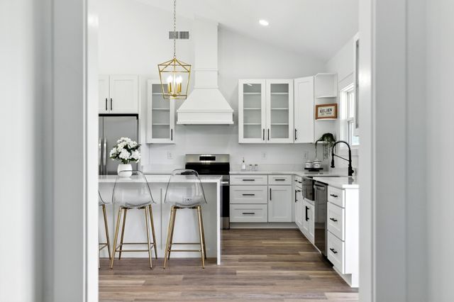 607 Collier Bend Rd, Charlotte, TN 37036