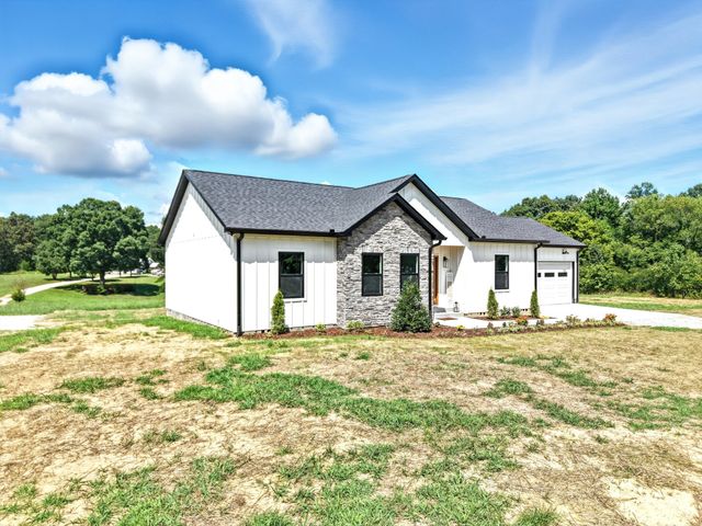 607 Collier Bend Rd, Charlotte, TN 37036