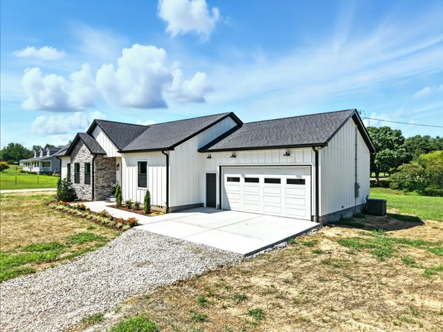 607 Collier Bend Rd, Charlotte, TN 37036