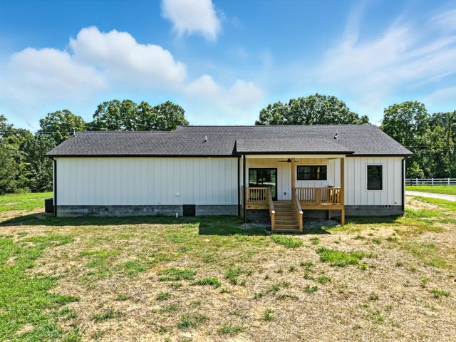 607 Collier Bend Rd, Charlotte, TN 37036