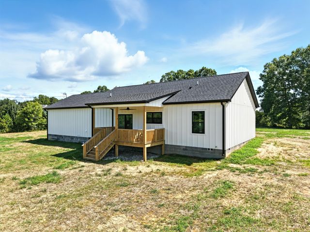 607 Collier Bend Rd, Charlotte, TN 37036