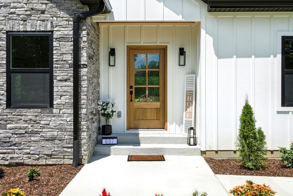 607 Collier Bend Rd, Charlotte, TN 37036