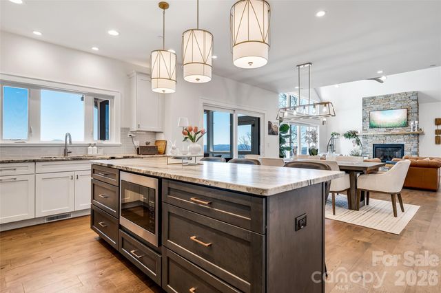 98 Rock Cliff Way, Hendersonville, NC 28791