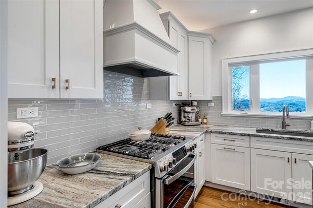 98 Rock Cliff Way, Hendersonville, NC 28791