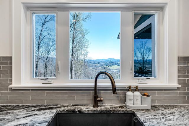 98 Rock Cliff Way, Hendersonville, NC 28791