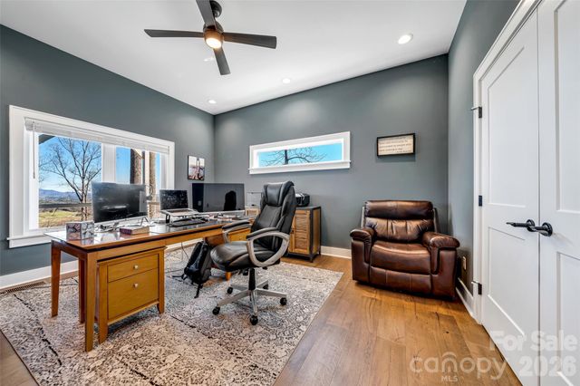 98 Rock Cliff Way, Hendersonville, NC 28791