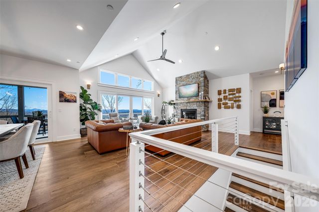 98 Rock Cliff Way, Hendersonville, NC 28791