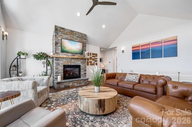 98 Rock Cliff Way, Hendersonville, NC 28791