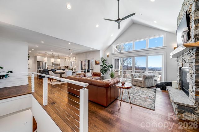 98 Rock Cliff Way, Hendersonville, NC 28791