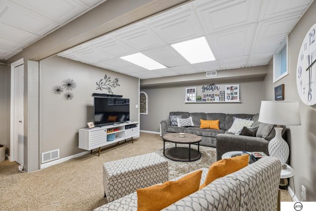 4800 Huddersfield Court, Lincoln, NE 68516