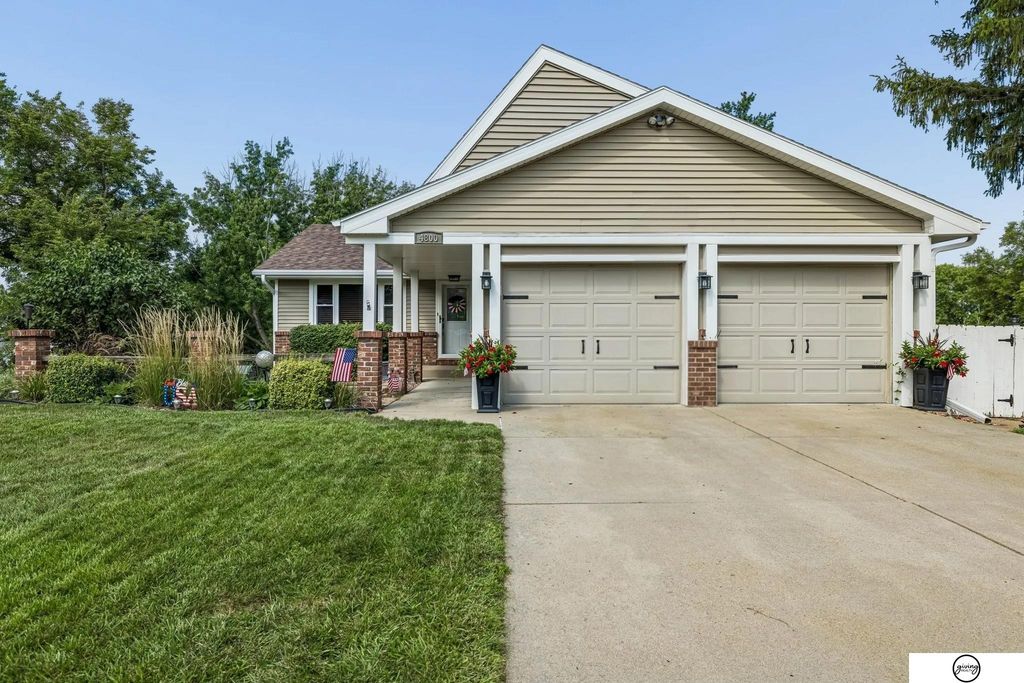 4800 Huddersfield Court, Lincoln, NE 68516