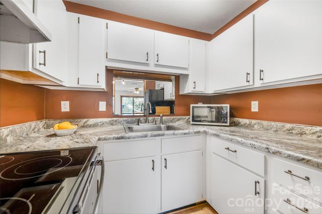 521 Courtwood Lane 8, Hendersonville, NC 28739