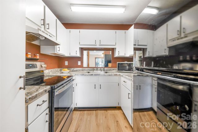 521 Courtwood Lane 8, Hendersonville, NC 28739
