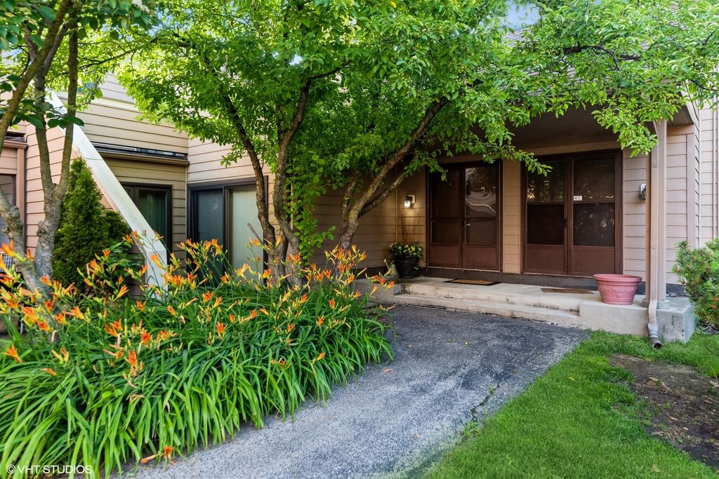 3341 Beacon Street 32, North Chicago, IL 60064