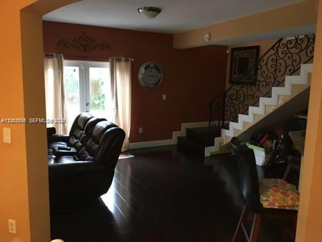 8067 NW 199th Ter, Hialeah, FL 33015