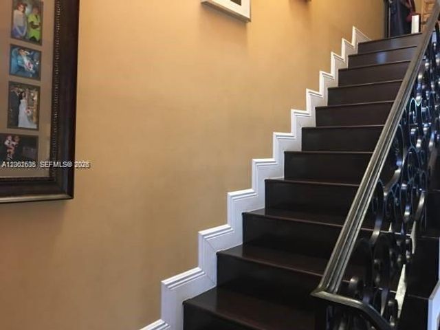 8067 NW 199th Ter, Hialeah, FL 33015