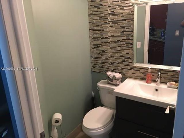 8067 NW 199th Ter, Hialeah, FL 33015