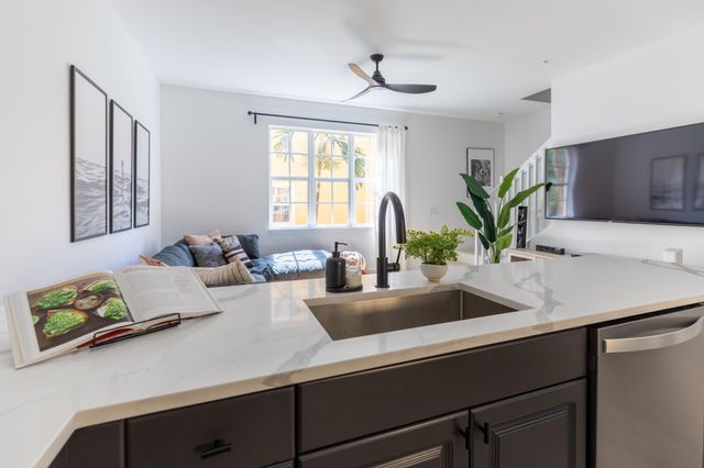 72 SE 6th Avenue H, Delray Beach, FL 33483