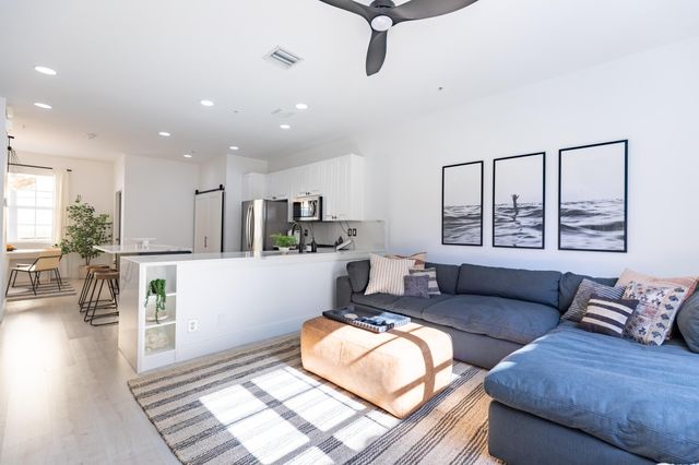 72 SE 6th Avenue H, Delray Beach, FL 33483