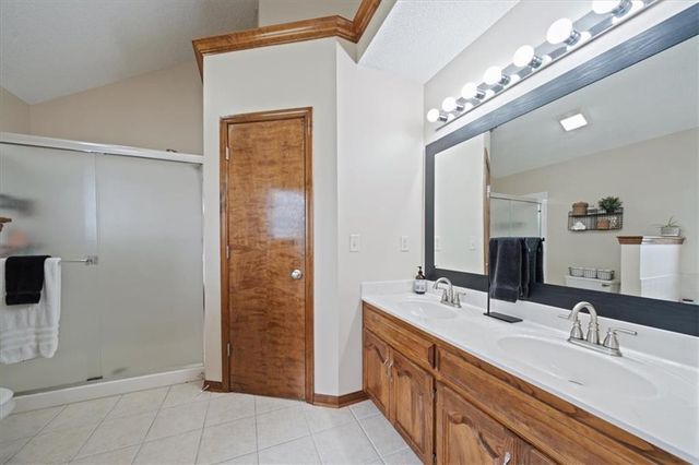 9400 N Campbell Court, Kansas City, MO 64155