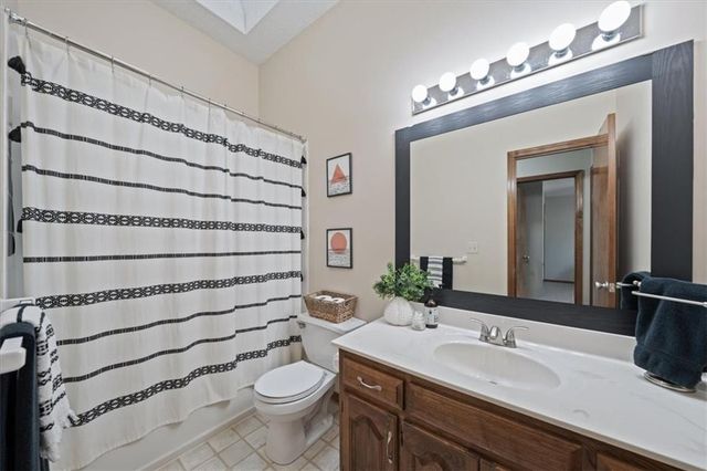 9400 N Campbell Court, Kansas City, MO 64155