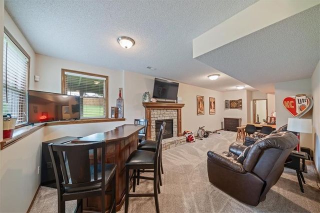9400 N Campbell Court, Kansas City, MO 64155