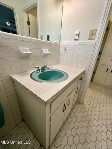 5018 Riverwood Circle, Jackson, MS 39211