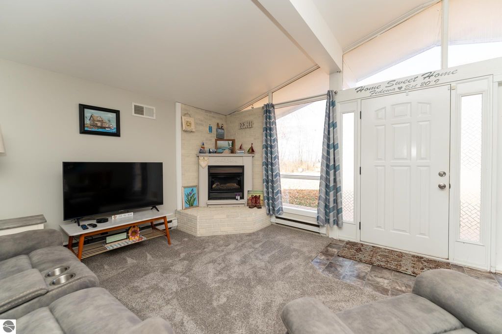 Image 10 of property listing at 1053 Circle Drive, Lake Isabella, MI 48893